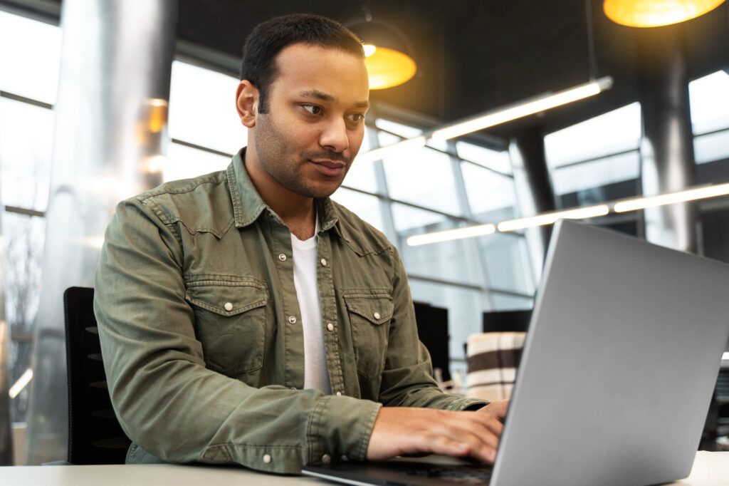 homem sentado usando o computador para ilustrar alguém negativar devedores