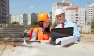 engenheiros civis do setor de construção utilizando ferramenta de análise de crédito no computador